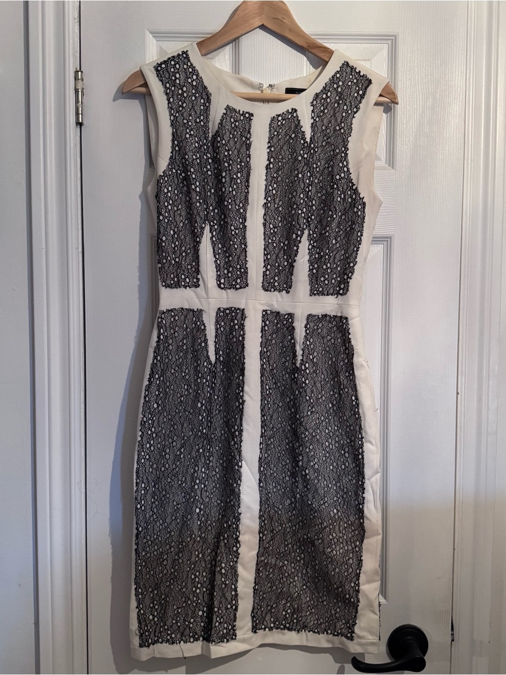 BCBGMAXAZRIA "Rumor" Lace Blocked Sheath Dress Size 4 White/Black